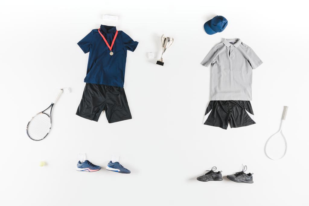 sportive ρούχα και ρακέτες του τένις - Φωτογραφία, εικόνα