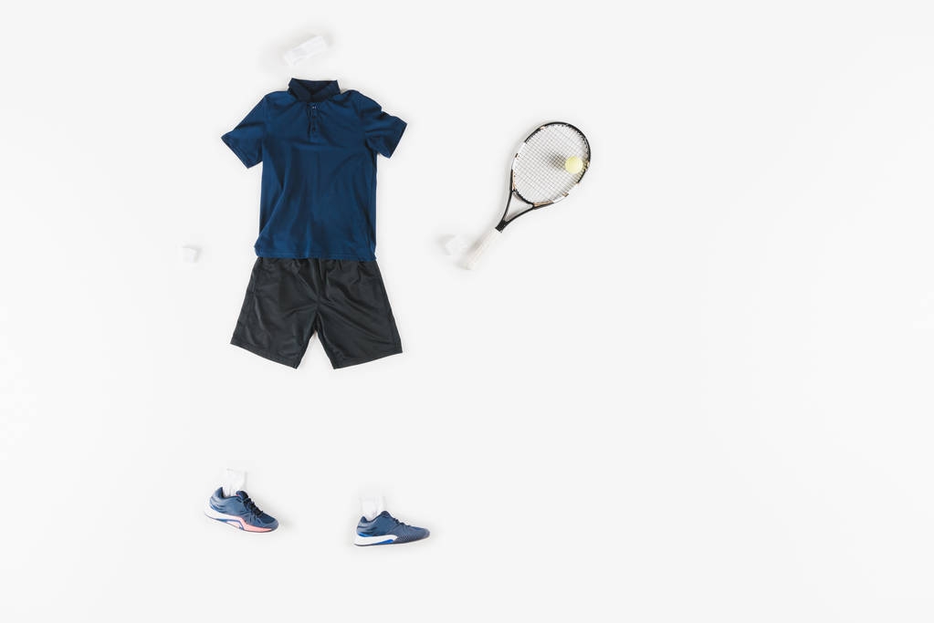 Sportliche Kleidung und Tennisschläger  - Foto, Bild