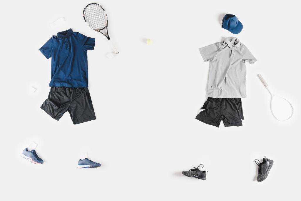 sportos ruhákat és a teniszütők - Fotó, kép