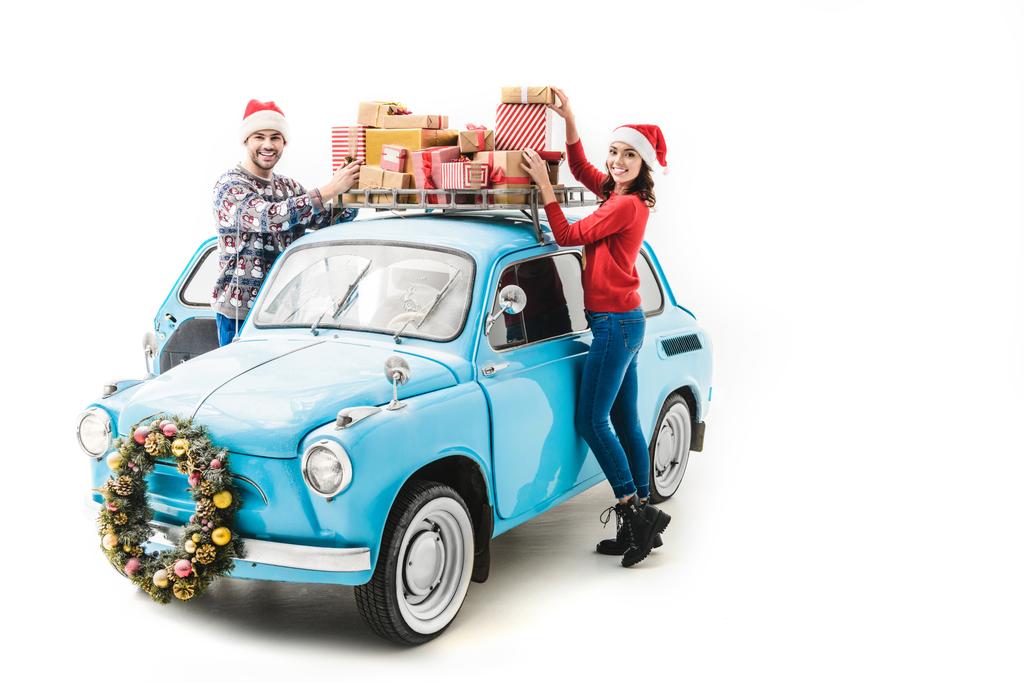  casal com presentes de Natal no telhado do carro
 - Foto, Imagem