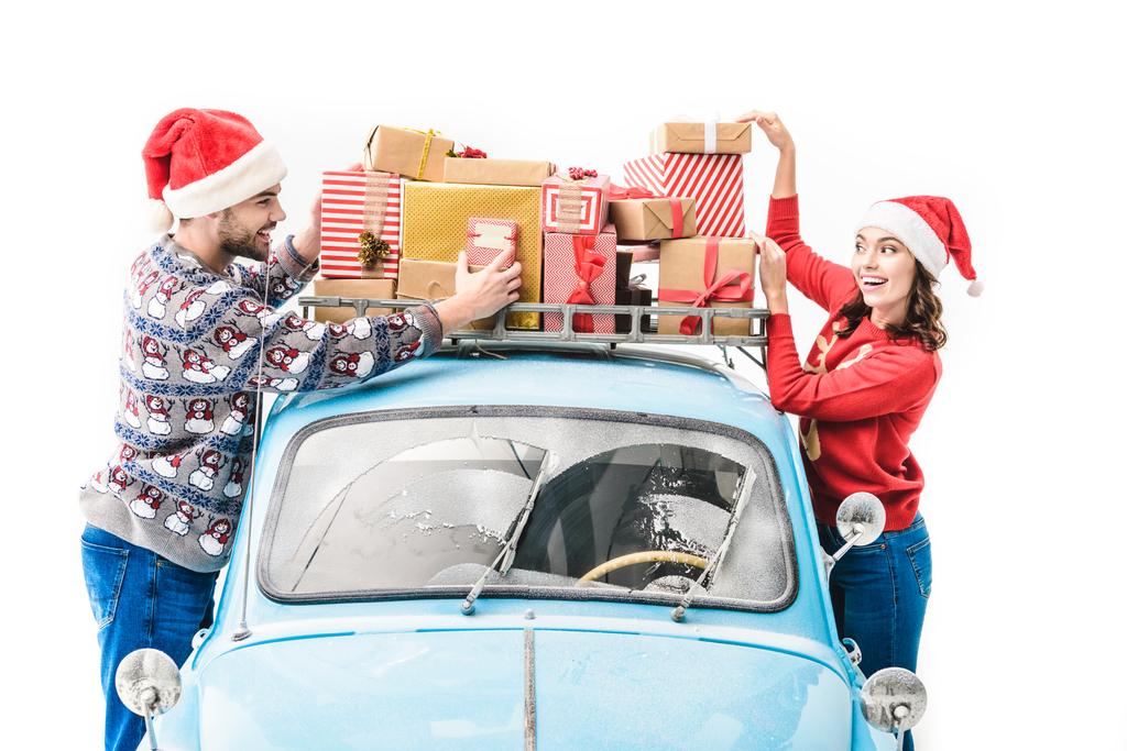  ζευγάρι με χριστουγεννιάτικα δώρα στην οροφή του αυτοκινήτου - Φωτογραφία, εικόνα