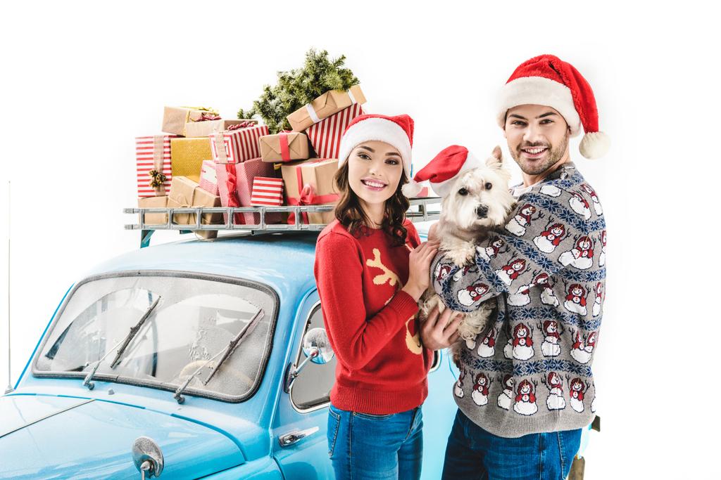ζευγάρι με σκύλο και χριστουγεννιάτικα δώρα για αυτοκίνητο - Φωτογραφία, εικόνα