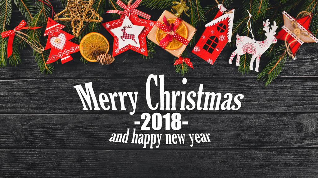 Χριστουγεννιάτικο φόντο με το χριστουγεννιάτικο δέντρο και το χριστουγεννιάτικο δέντρο διακοσμήσεις, και καλά Χριστούγεννα και Ευτυχισμένο το νέο έτος 2018 κείμενο σε φόντο ξύλινη. - Φωτογραφία, εικόνα