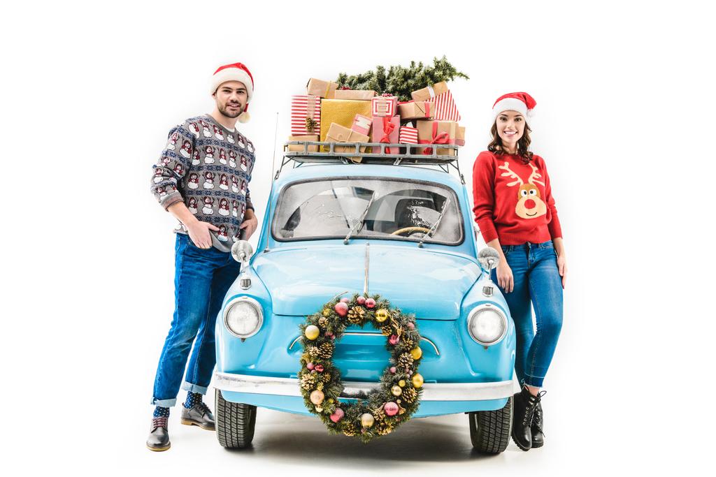 coppia con regali di Natale sul tetto dell'auto
 - Foto, immagini