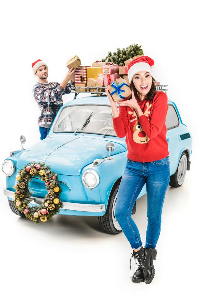 ζευγάρι με χριστουγεννιάτικα δώρα στην οροφή του αυτοκινήτου - Φωτογραφία, εικόνα
