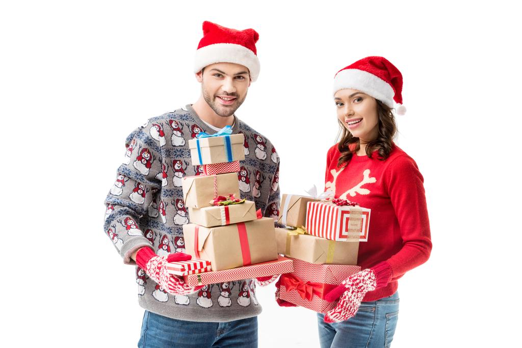 Jeune couple tenant des cadeaux de Noël
 - Photo, image