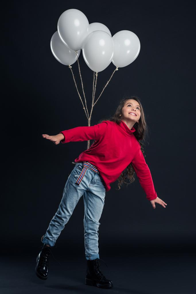 Kind imitiert Fliegen mit Luftballons - Foto, Bild