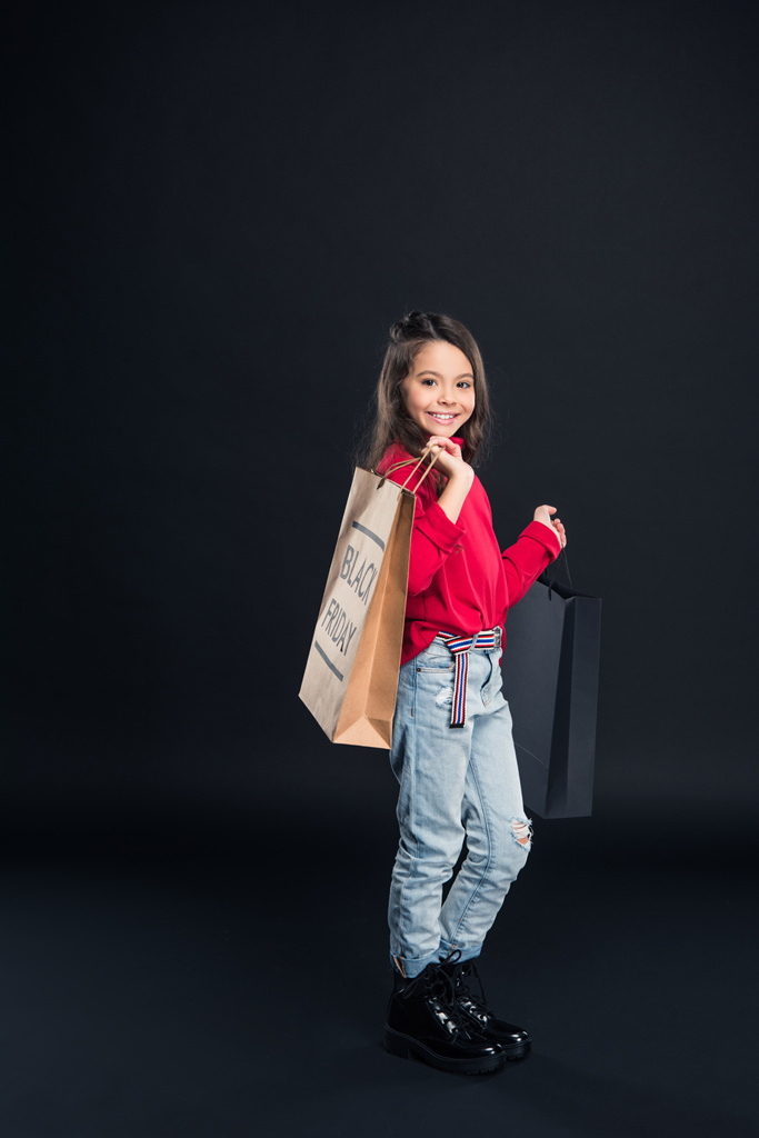 niño sosteniendo bolsa de compras
  - Foto, imagen