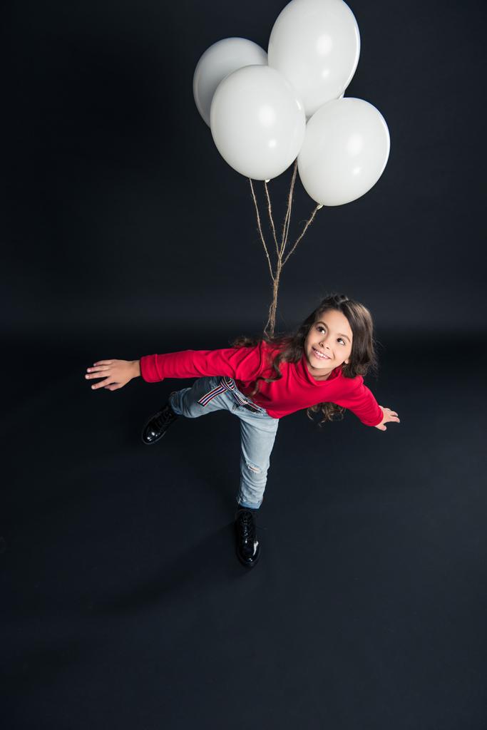 enfant imitant voler avec des ballons
 - Photo, image