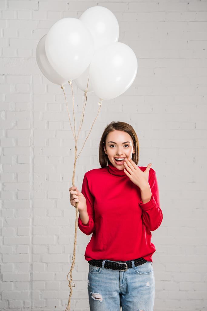 mujer con globos de helio
 - Foto, imagen