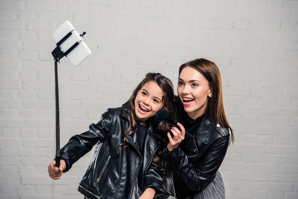 filha e mãe tomando selfie
 - Foto, Imagem