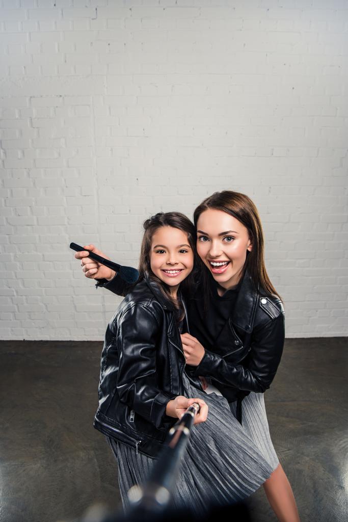 dochter en moeder nemen selfie - Foto, afbeelding