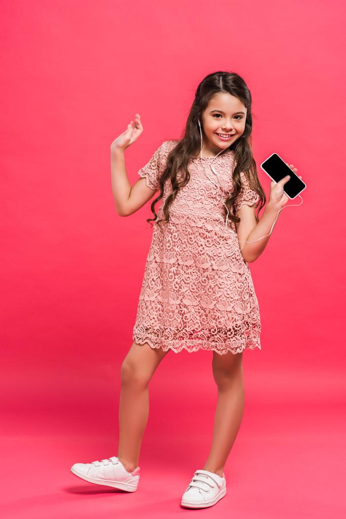 Kind poseren met smartphone - Foto, afbeelding