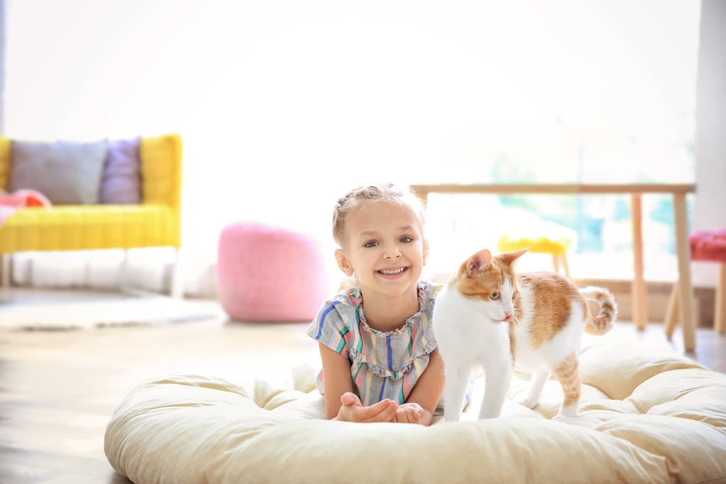 Pieni tyttö kissan kanssa
  - Valokuva, kuva