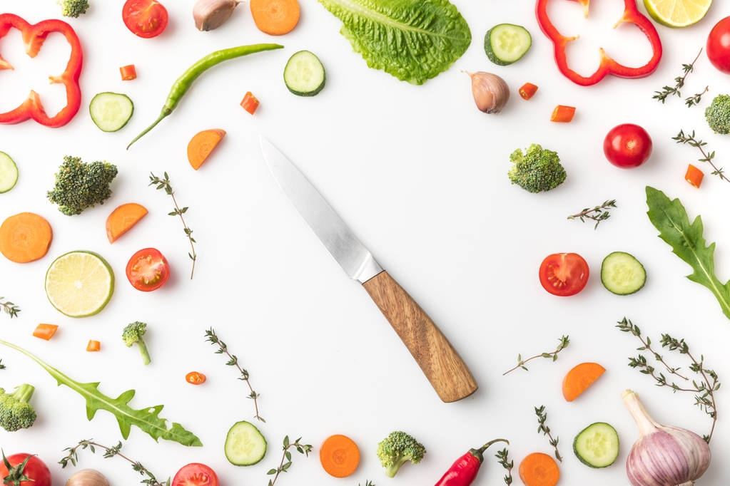 cuchillo en círculo de verduras cortadas
 - Foto, Imagen
