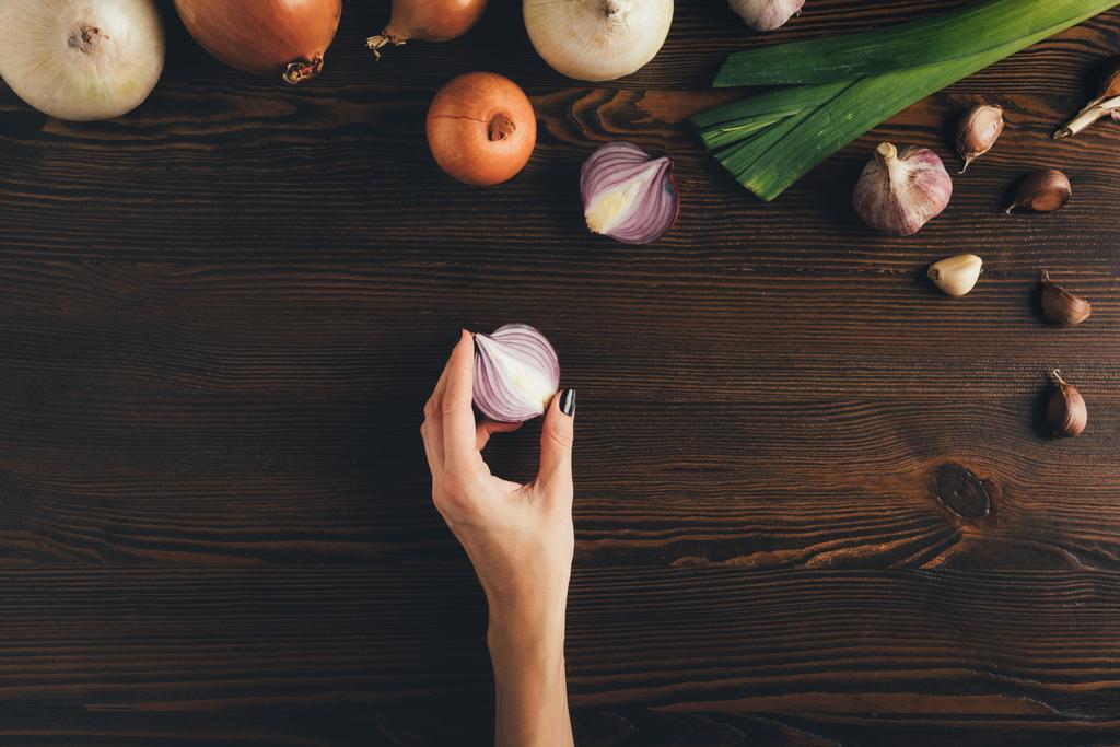 woman holding half of onion  - Photo, Image