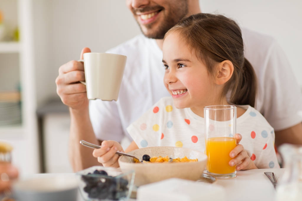 het drinken van SAP voor het ontbijt thuis en gelukkige familie - Foto, afbeelding