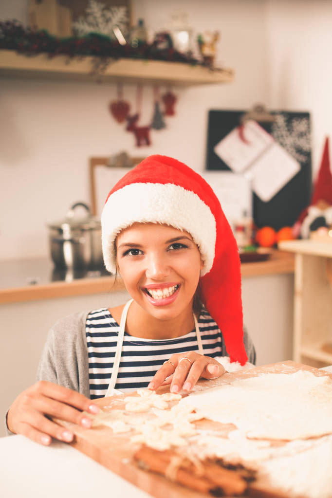Жінка робить різдвяне печиво на кухні
 - Фото, зображення