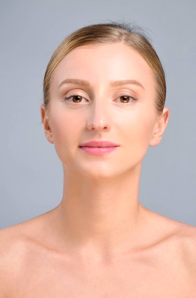 Cara de mulher após cirurgia plástica. Tratamento anti-envelhecimento e lifting facial
.  - Foto, Imagem