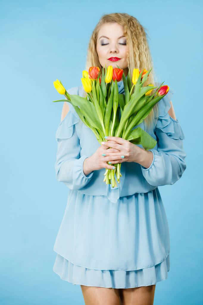 Pretty woman s bandou červené žluté tulipány - Fotografie, Obrázek