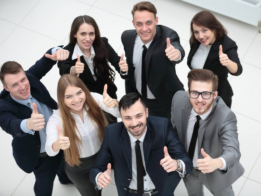 успешный бизнес-команда держит большой палец вверх
 - Фото, изображение
