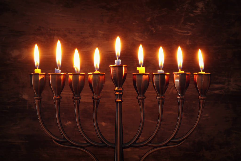 Yahudi tatil Hanukkah menorah (geleneksel Mumluk) ve yanan mumlar arka plan - Fotoğraf, Görsel