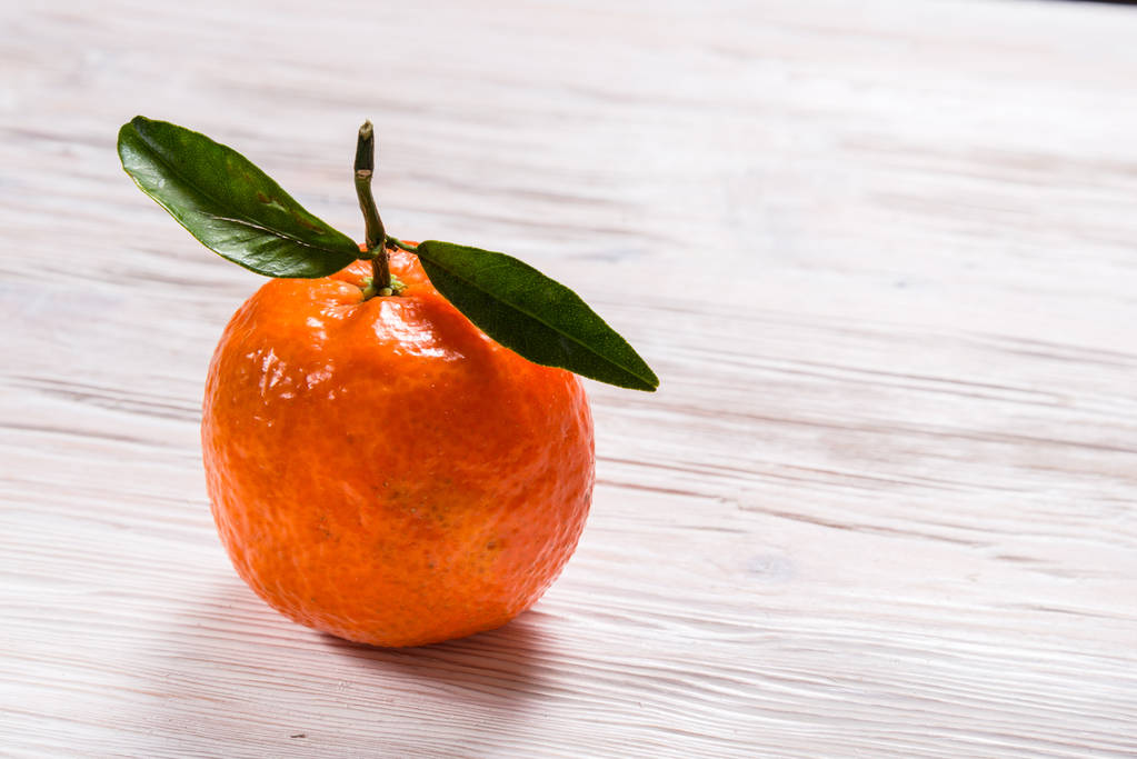 Čerstvé Mandarine se zelenými listy na dřevěný stůl - Fotografie, Obrázek