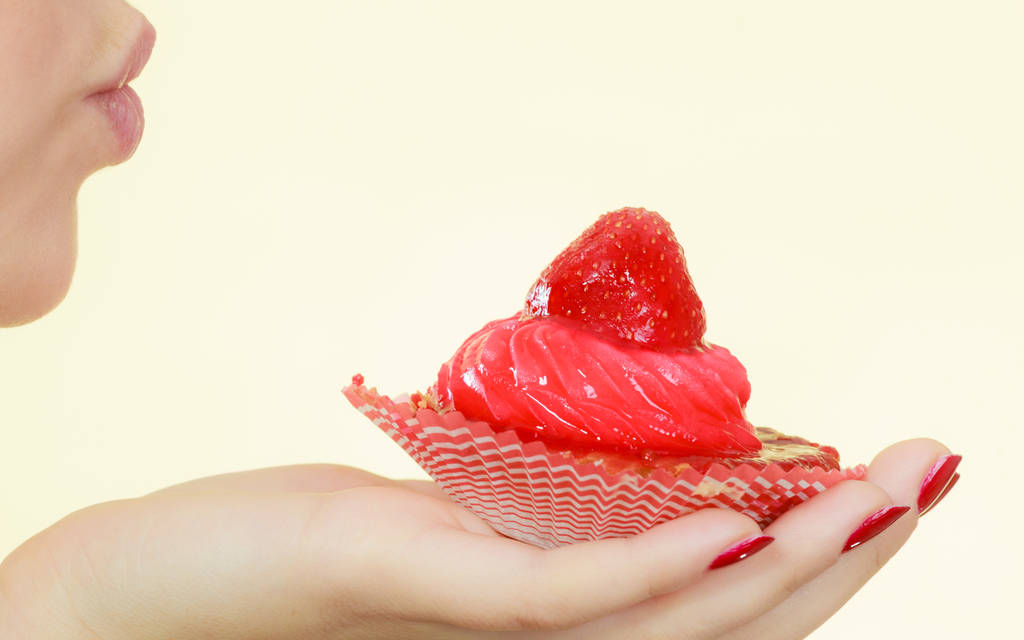 Mujer sosteniendo dulce delicioso cupcake
 - Foto, imagen