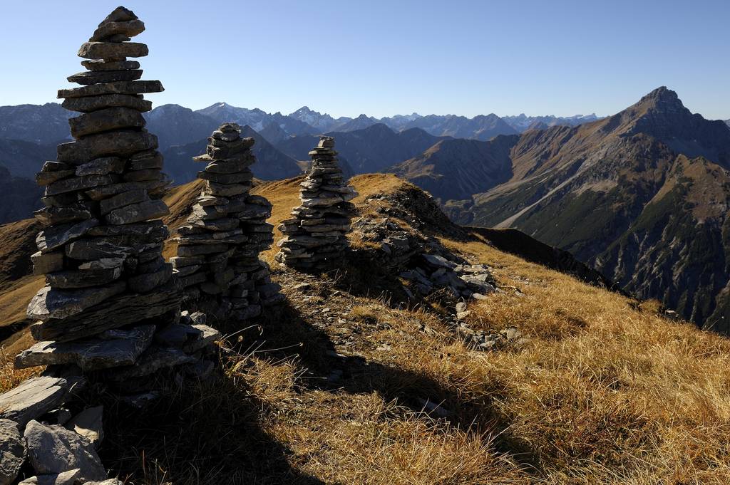 Pienet kivitornit edessä Alppien panoraama, Namlos, Lechtal, Reutte, Tiroli, Itävalta, Eurooppa
 - Valokuva, kuva