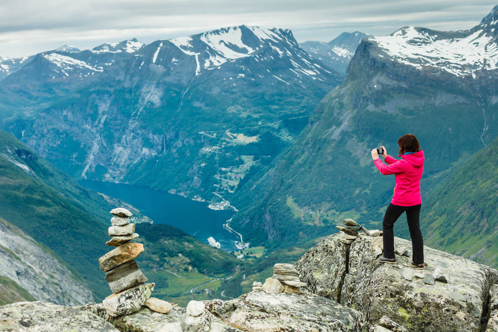 Norveç 'in Dalsnbba bakış açısından fotoğraf çeken bir turist - Fotoğraf, Görsel