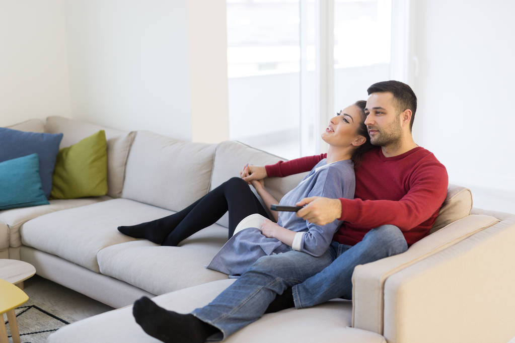 Jovem casal em assistir televisão
 - Foto, Imagem