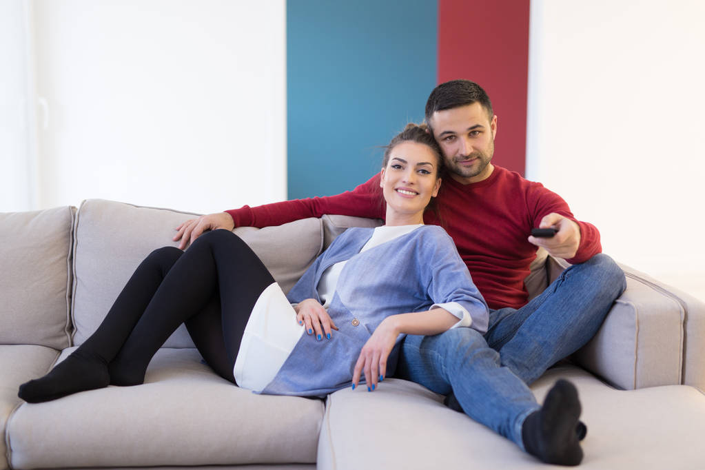 Jovem casal em assistir televisão
 - Foto, Imagem