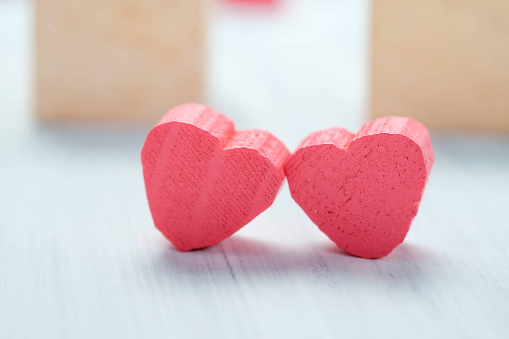 Feche dois mini coração pastel rosa na mesa de madeira com madeira borrada
 - Foto, Imagem