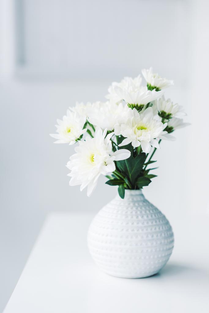 Foto e imagen de stock sin royalties de Flores Blancas En Florero Moderno  En La