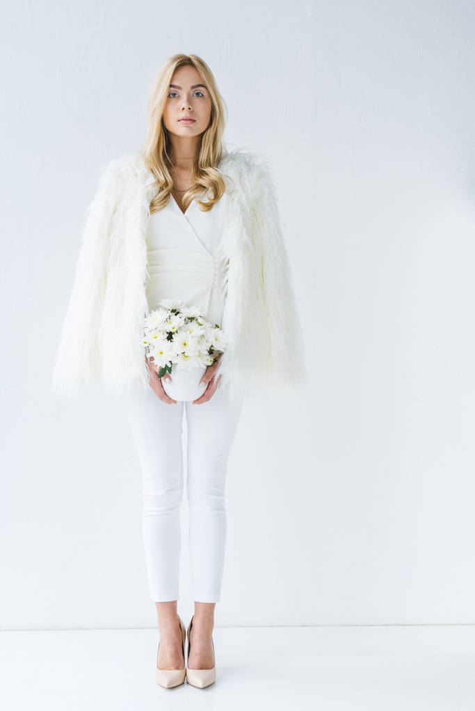 donna in pelliccia con fiori bianchi
 - Foto, immagini