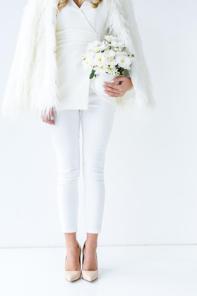 mujer elegante con flores blancas
 - Foto, imagen