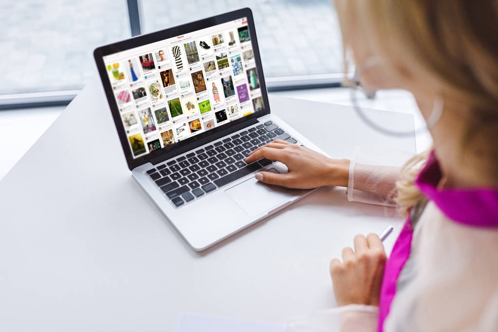 Frau benutzt Laptop mit Pinterest - Foto, Bild
