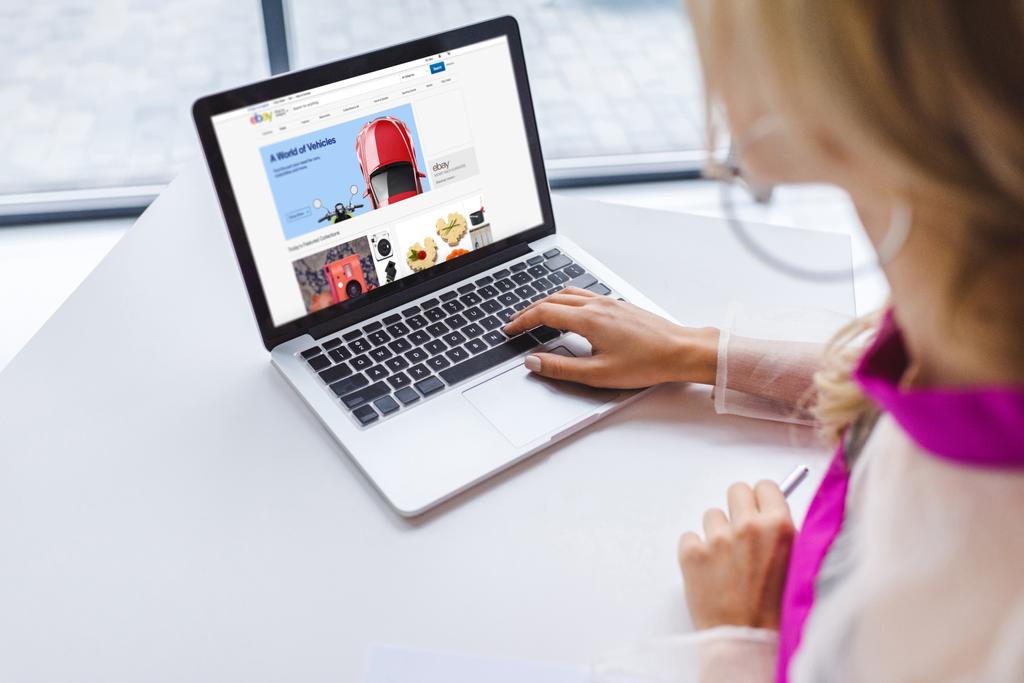 Kobieta za pomocą laptopa z ebay - Zdjęcie, obraz