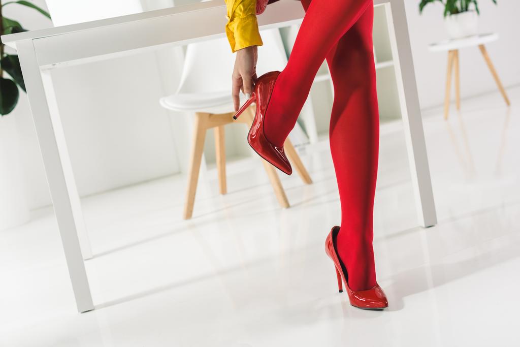 γυναίκα με κόκκινο καλσόν και τακούνια - Φωτογραφία, εικόνα