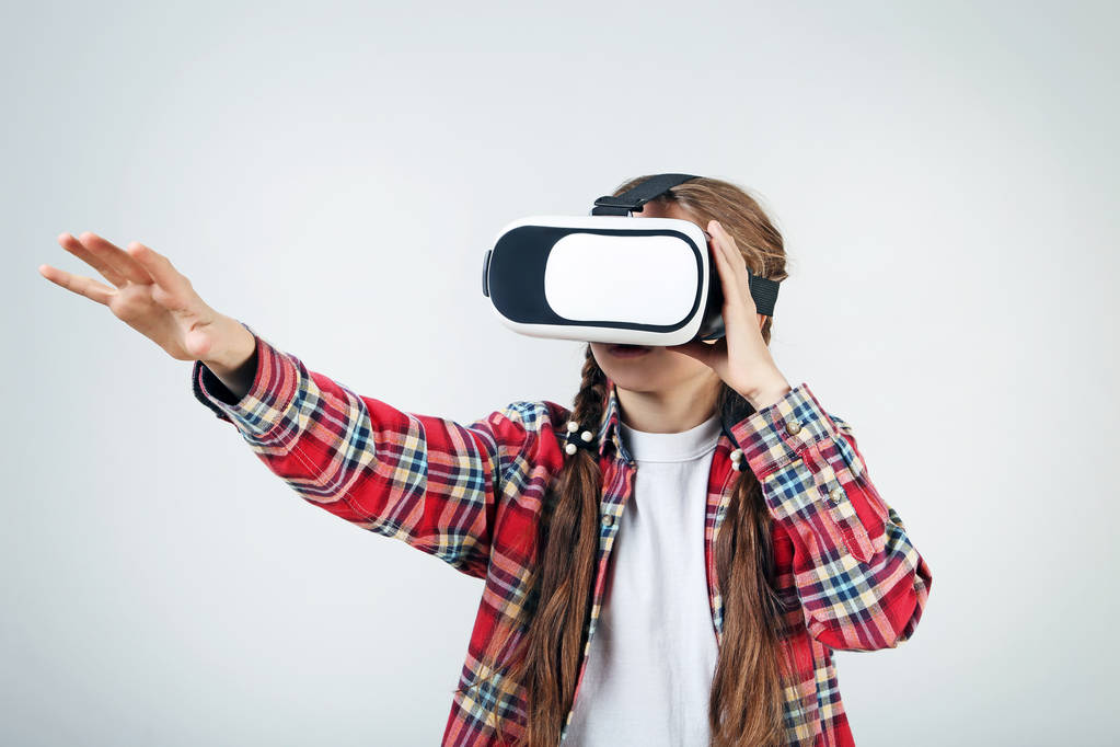 Mädchen mit Virtual-Reality-Brille - Foto, Bild