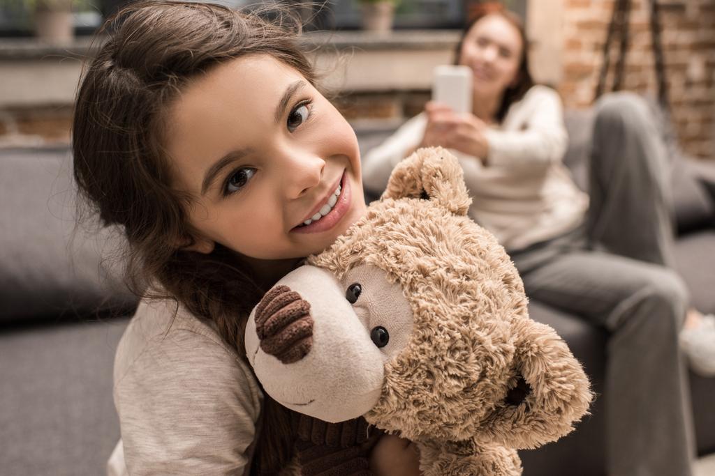oyuncak ayı evde kızıyla - Fotoğraf, Görsel