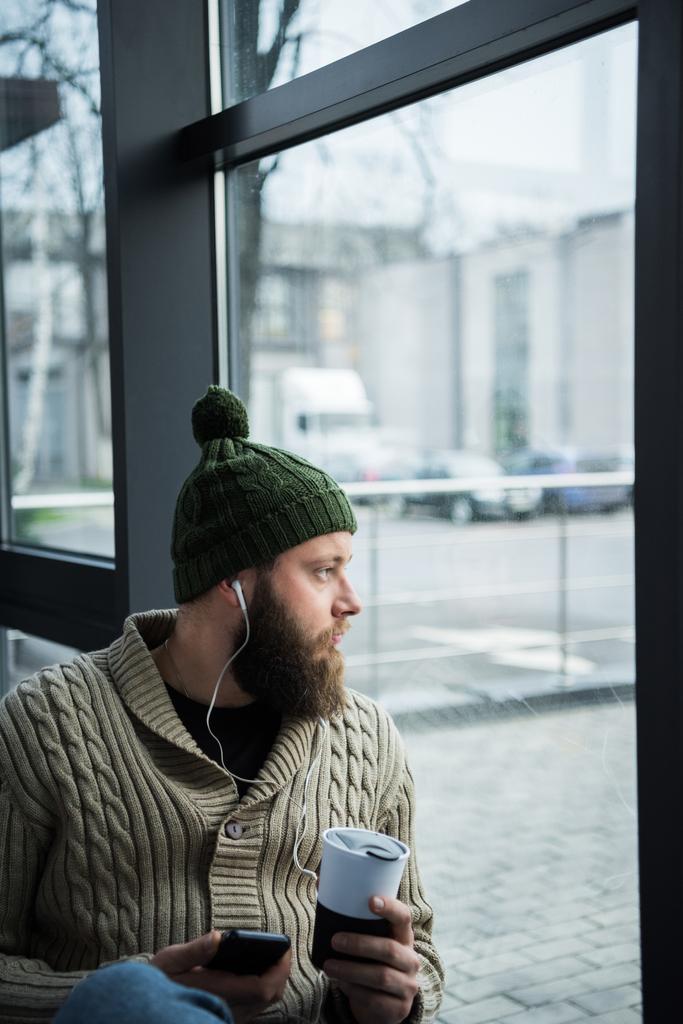 Homem ouvindo música com smartphone
 - Foto, Imagem