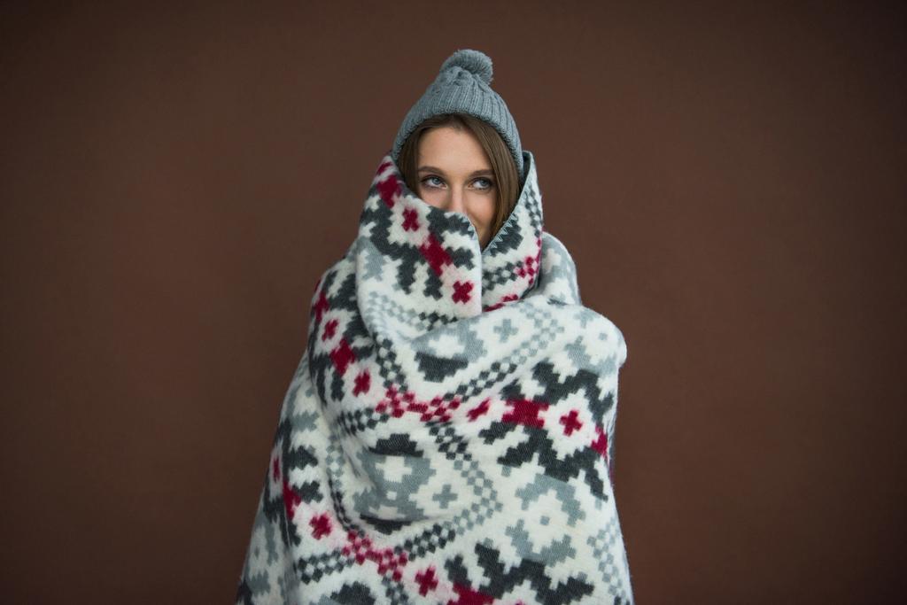 vrouw verpakt in deken - Foto, afbeelding