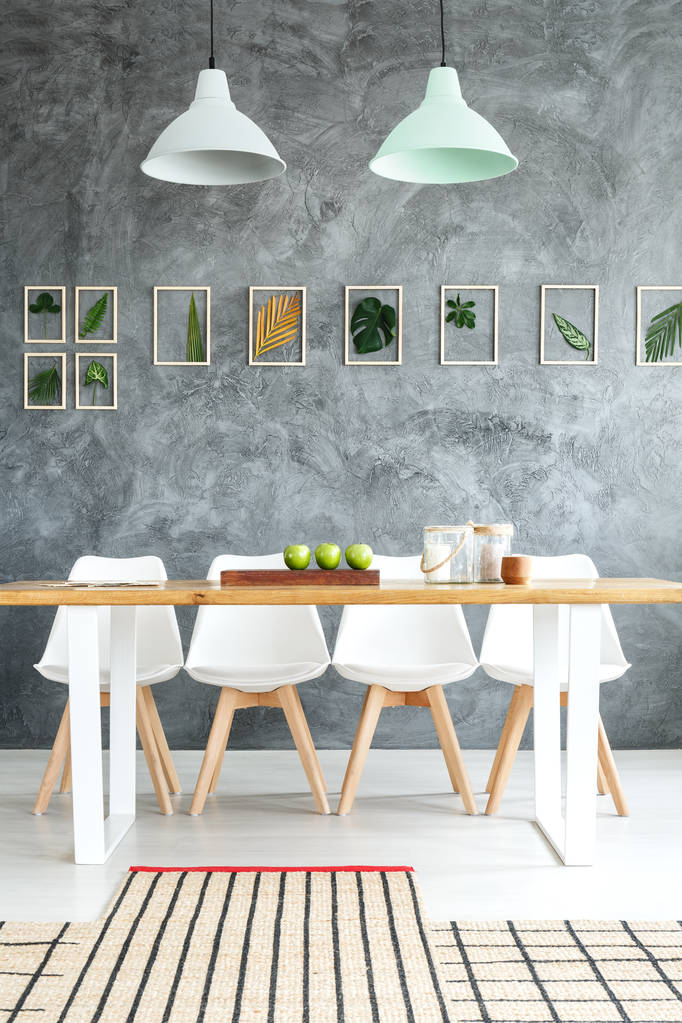 テーブルに白いデザイナー椅子 - 写真・画像