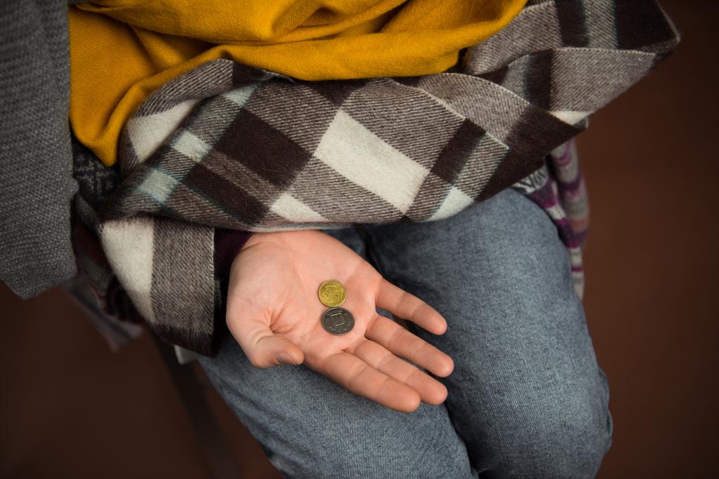 бедняга с монетами
   - Фото, изображение