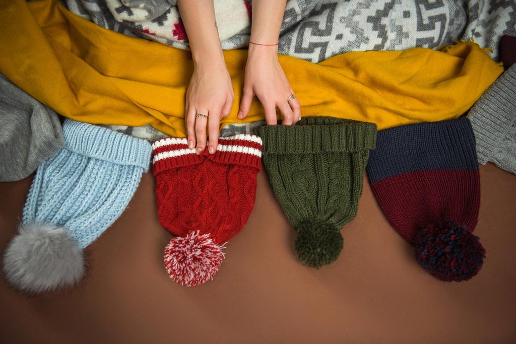 女性を選ぶ冬の帽子 - 写真・画像