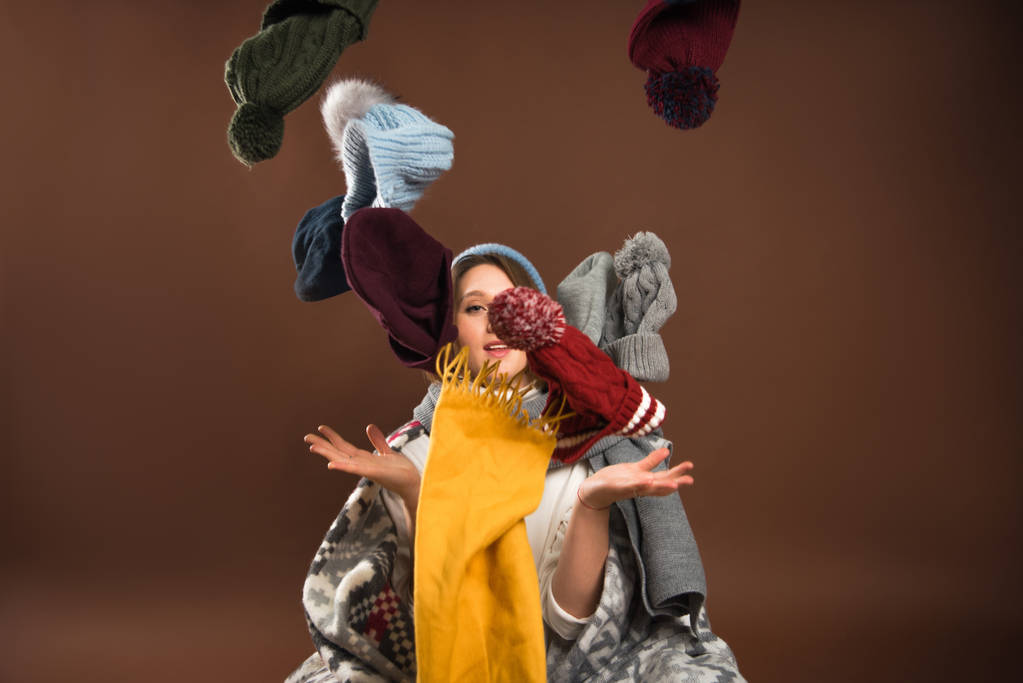 Žena zvrací zimní čepice - Fotografie, Obrázek