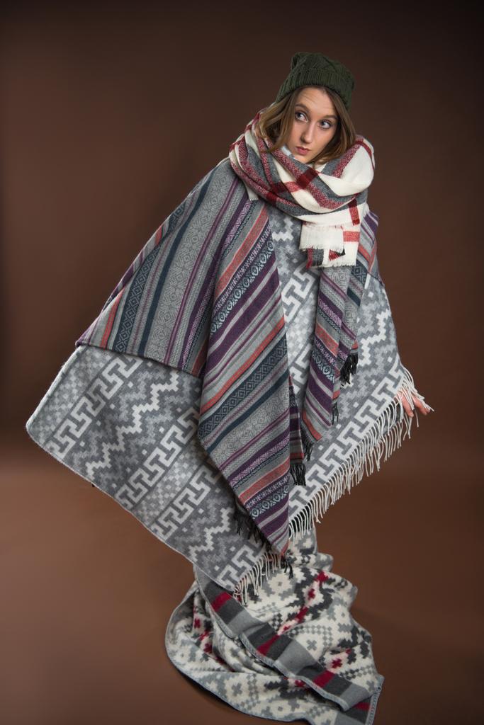 Mädchen steht in warme Decken gehüllt - Foto, Bild