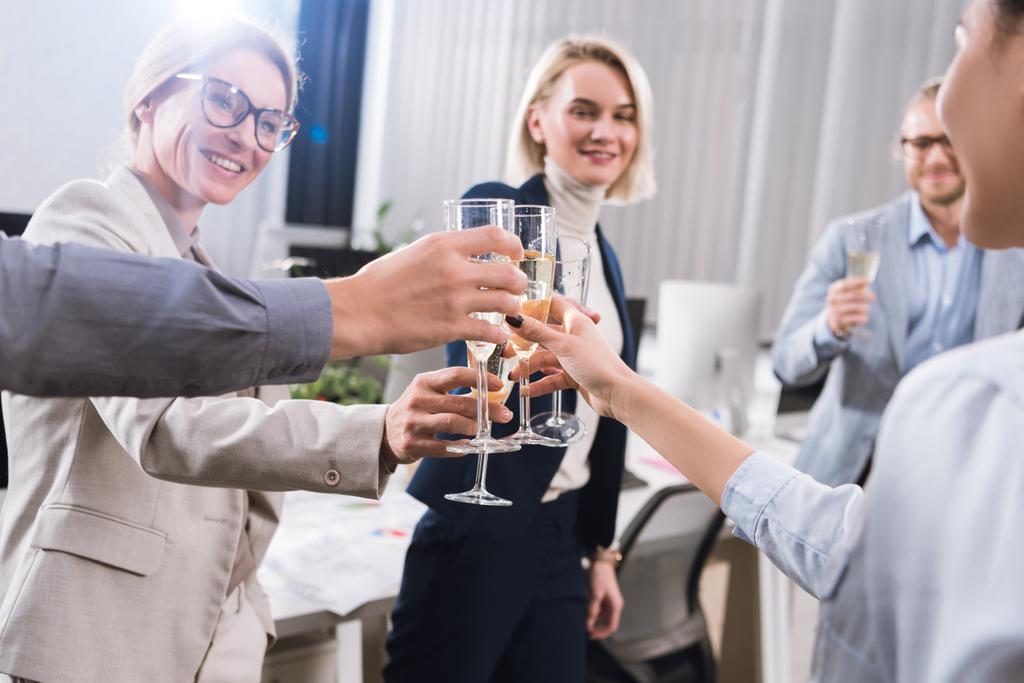 коллеги по бизнесу с бокалами шампанского
 - Фото, изображение