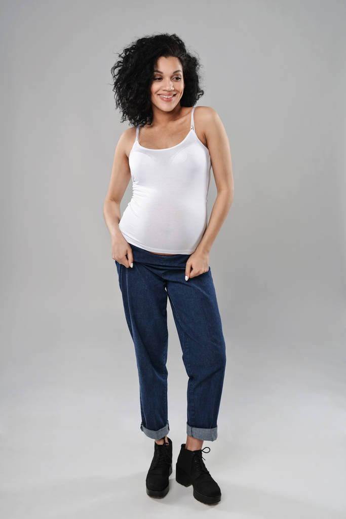 Mulher grávida de pé em comprimento total
 - Foto, Imagem